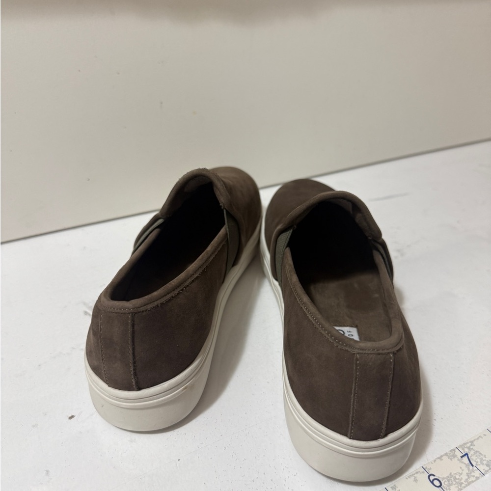 Blondo women's Slip-On Casual Sneakers in Dark Brown new conditions - Picture 2 of 10